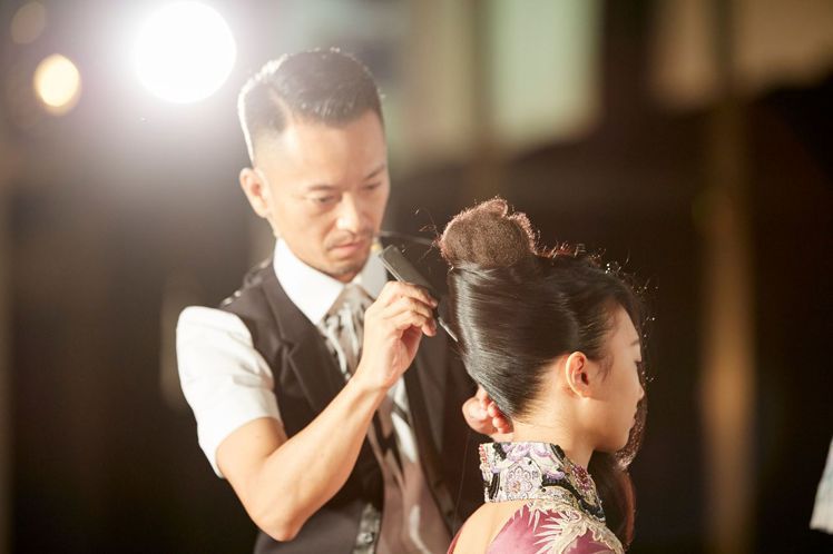 原田忠應台灣資生堂專業美髮之邀，登台展演難得一見的日本精緻梳編技巧與絕妙創意。圖／資生堂專業美髮提供