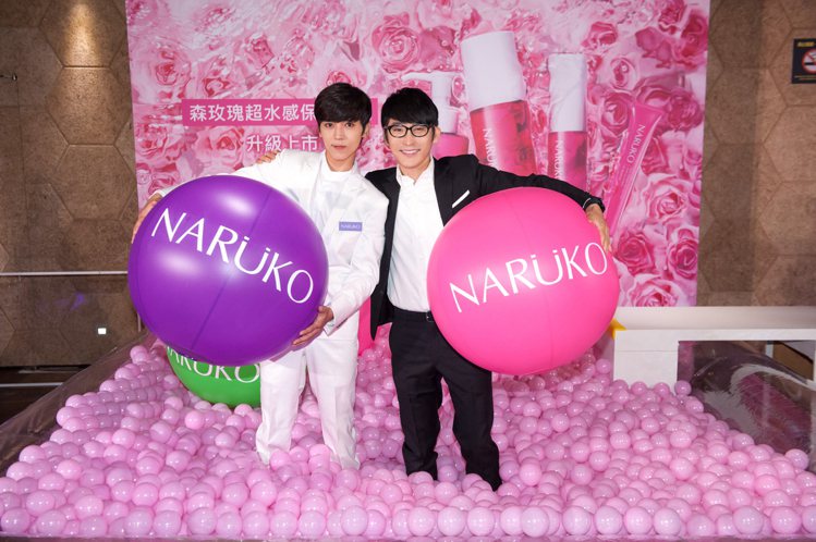 畢書盡出席NARUKO全新升級森玫瑰超水感保濕系列發表會，與品牌創辦人牛爾大玩粉紅球池。圖／NARUKO提供