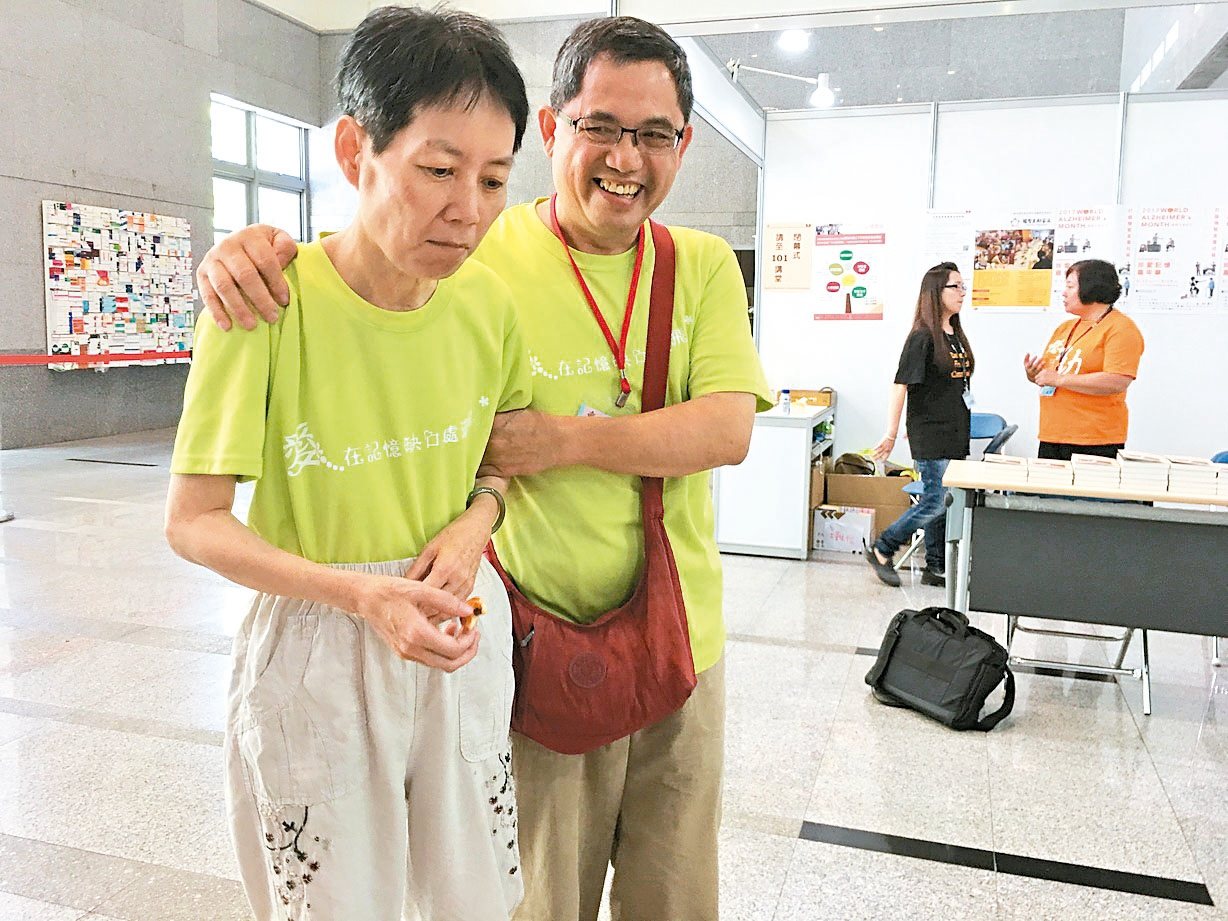 失智林太太（左）因病不斷遊走，林先生時時刻刻在旁照顧。<br />記者鄧桂芬／攝影
