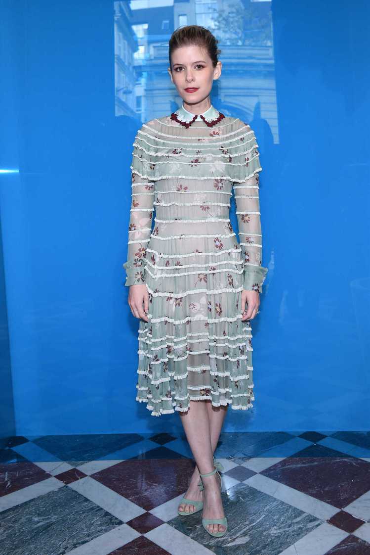 凱特瑪拉穿著Valentino早秋水藍色洋裝。圖／Valentino提供