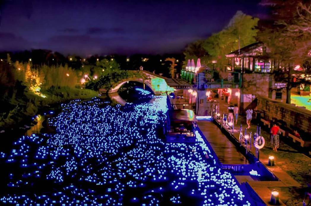 國立傳藝中心宜蘭園區的月河綻放藍光，交織成動人的「藍眼淚」。 圖／陳錫堅攝影提供