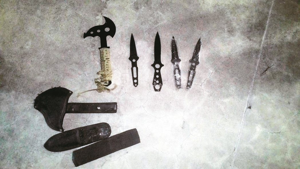 警方在朱姓男大學生的隨身包內搜出4把鏢刀以及1把斧頭。 記者陳妍霖／翻攝