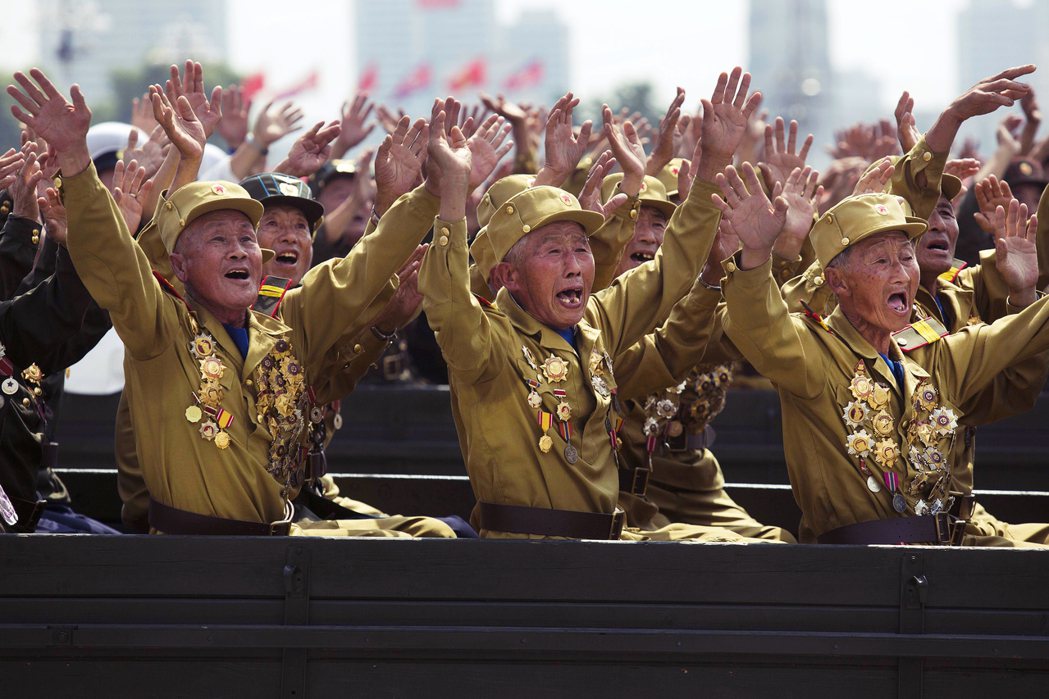 聲嘶力竭的大韓民族。圖為北韓閱兵的出席老兵。 圖／美聯社