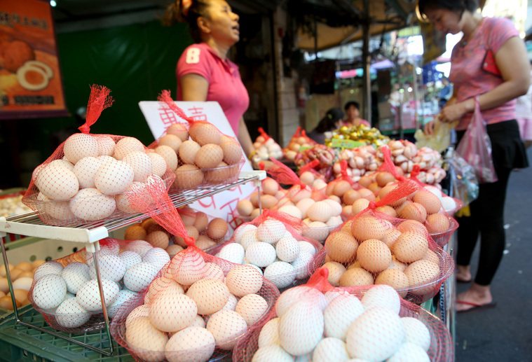 芬普尼毒雞蛋風暴愈演愈烈，但市場的新鮮土雞蛋攤不受影響，購買的民眾仍絡繹不絕。 ...