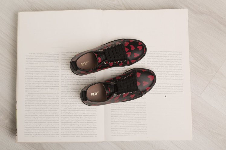 紅心圖紋運動鞋，15,800元。圖／REDValentino提供