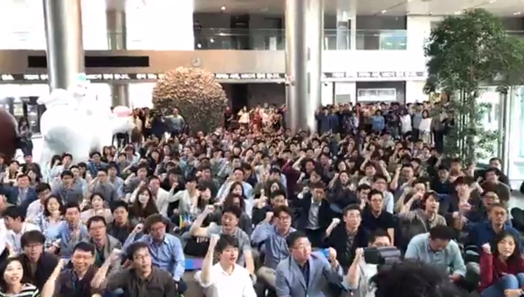 8月22日，MBC職員聚集在電視台大廳，參與抗爭集會。 圖／截自MBC工會影帶