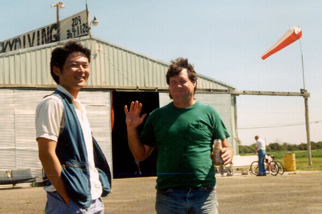 王仲年（左）與機械師兼飛行訓練師鮑伯．麥芝。 圖／王仲年、魯國明提供