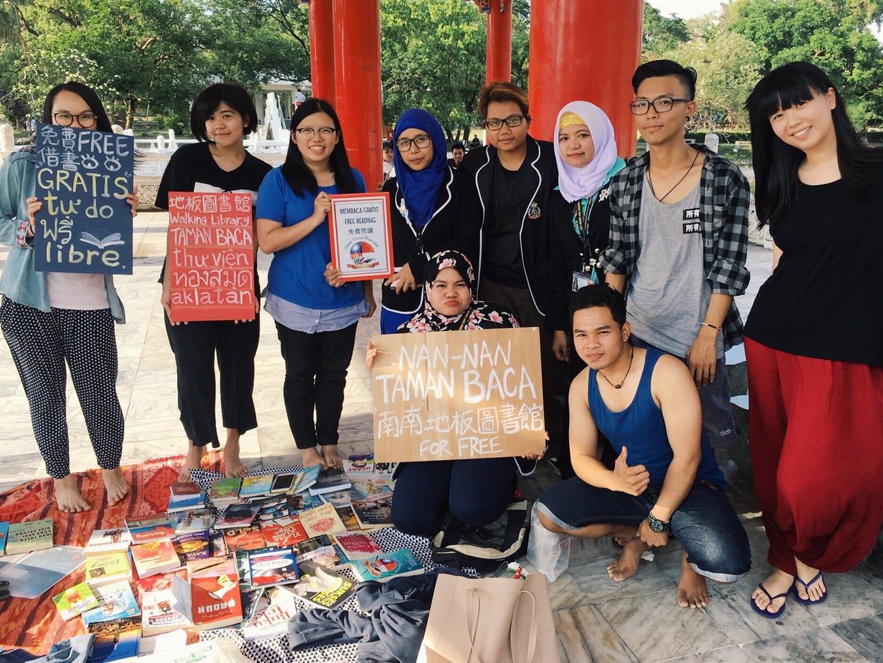 每週日下午，台南TBM會和「Nan-Nan南南」一同在台南公園擺書攤。 粘力元