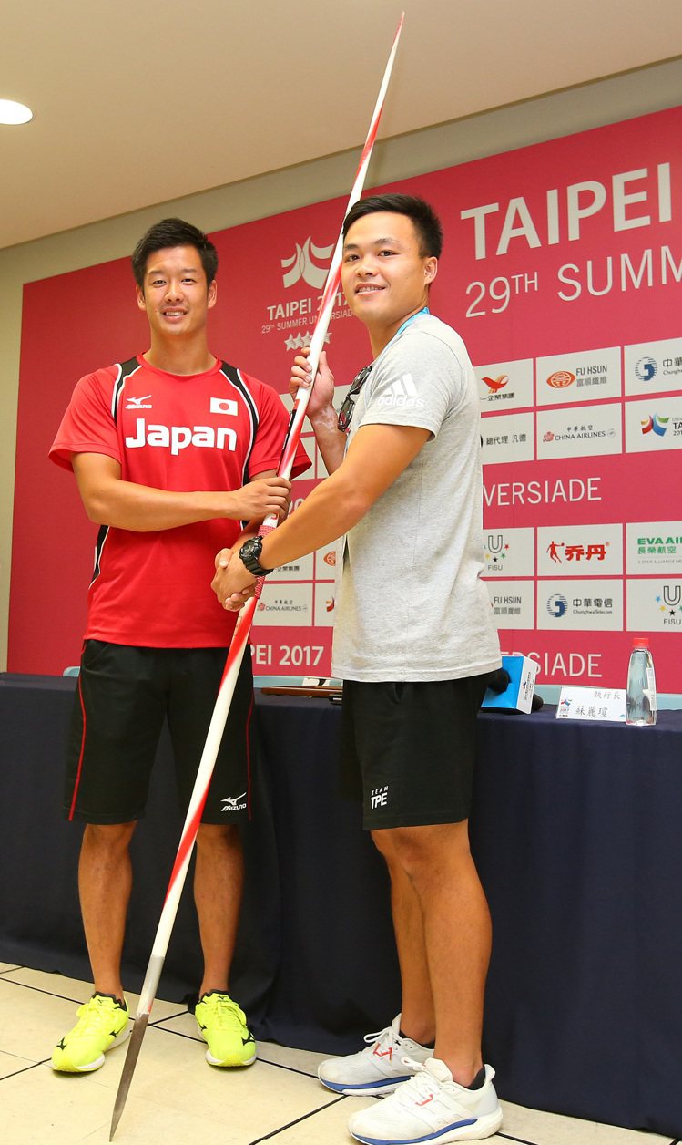 「亞洲傳奇」鄭兆村在接受日本選手轉贈「傳奇標槍」的記者會上，配戴以耐用、防水著稱的G-Shock腕表。圖／本報資料照