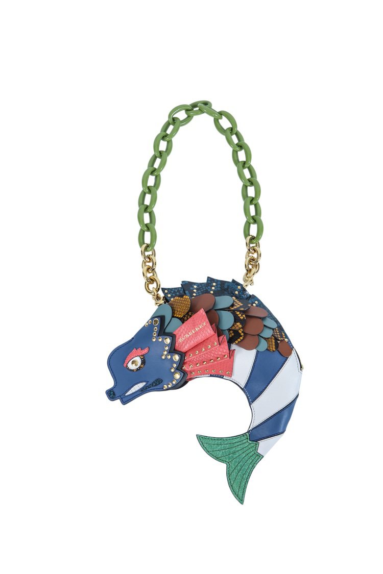 The Fish皮革拼蛇皮斜背包，售價15萬5,000元。圖／BURBERRY提供