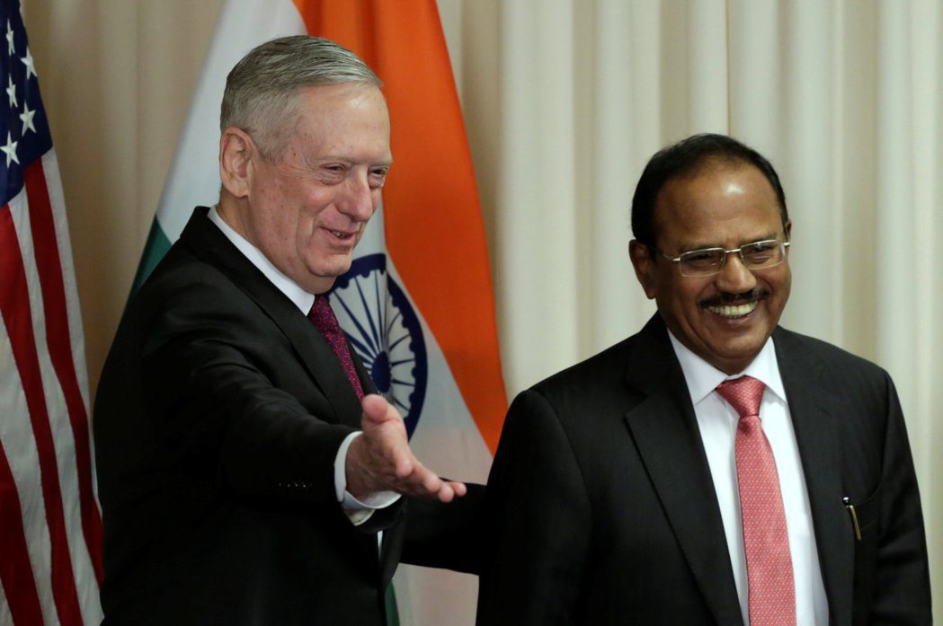 印度國安顧問多瓦爾（右）今年3月出訪美國，會見國防部長馬提斯。 路透