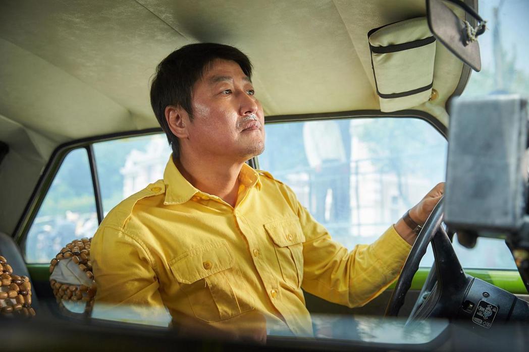 宋康昊在韓國有「國民影帝」之稱，獲獎無數，擅長詮釋小人物，這次擔綱演出《我只是個計程車司機》男主角。 圖／車庫娛樂提供