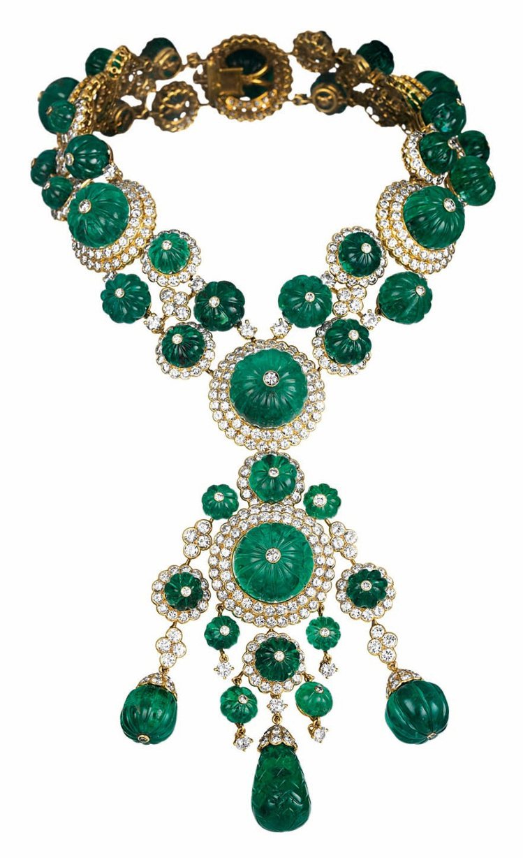 Indian inspired項鍊，1971年作品。黃K金、雕刻祖母綠、鑽石，可變成兩條手鍊與吊墜胸針。原為薩麗麥‧阿迦汗王妃殿下的收藏品。圖／梵克雅寶提供