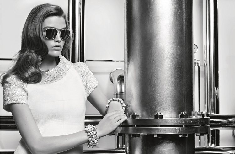 荷蘭名模Luna Bij演繹香奈兒秋冬太陽眼鏡系列形象廣告。圖／Chanel提供