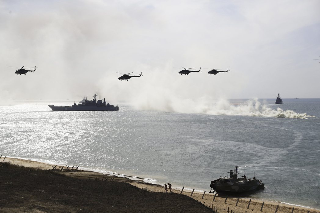 俄國海軍軍艦和直升機2016年9月9日參加克里米亞黑海岸的軍演。 美聯社