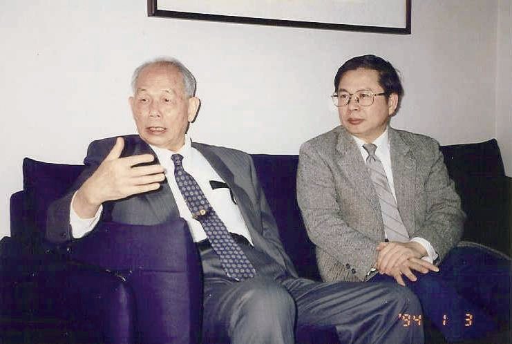 肝基會董事長許金川（右）和創會董事長宋瑞樓教授。