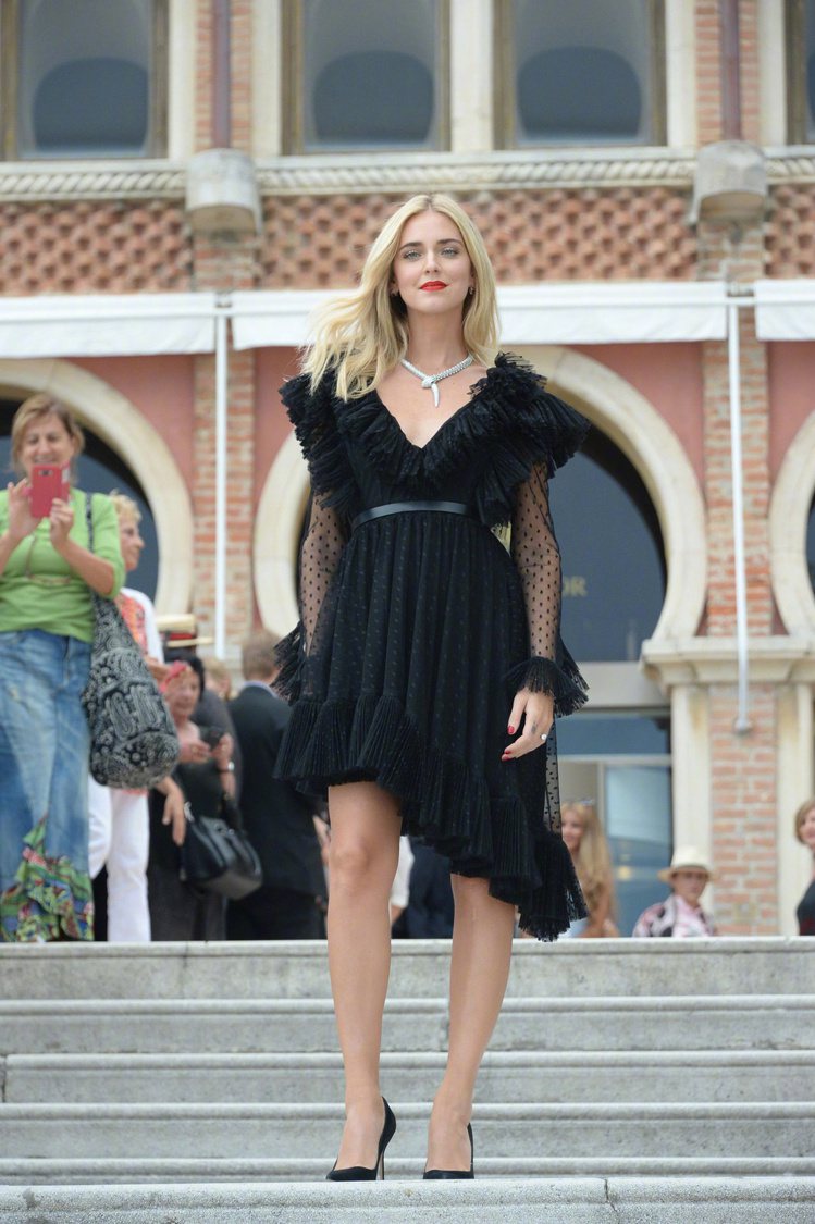 時尚部落客Chiara Ferragni出席威尼斯影展，以黑色性感小洋裝現身街頭...