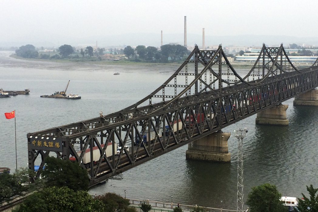 中國大陸丹東與北韓之間的鴨綠江大橋，承載兩國大部分貿易量。 （美聯社）