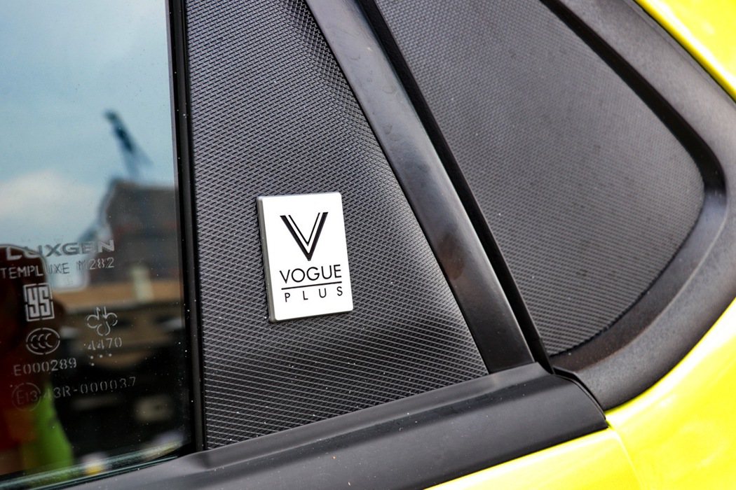 旗艦Vogue+車型，C柱則有專屬銘牌彰顯身分。 記者陳威任／攝影