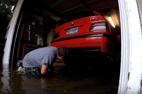 （影音）不讓 E36 M3 愛車泡水！來看這位休士頓車友如何對抗哈維颶風