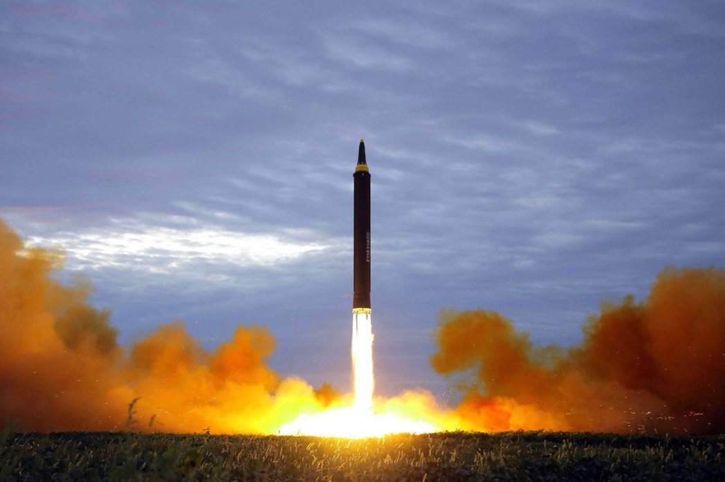 北韓發射火星12彈道飛彈。 （美聯社）