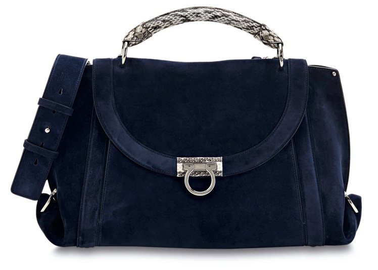 SOFT SOFIA深藍色麂皮提包，77,900元。圖／Ferragamo提供
