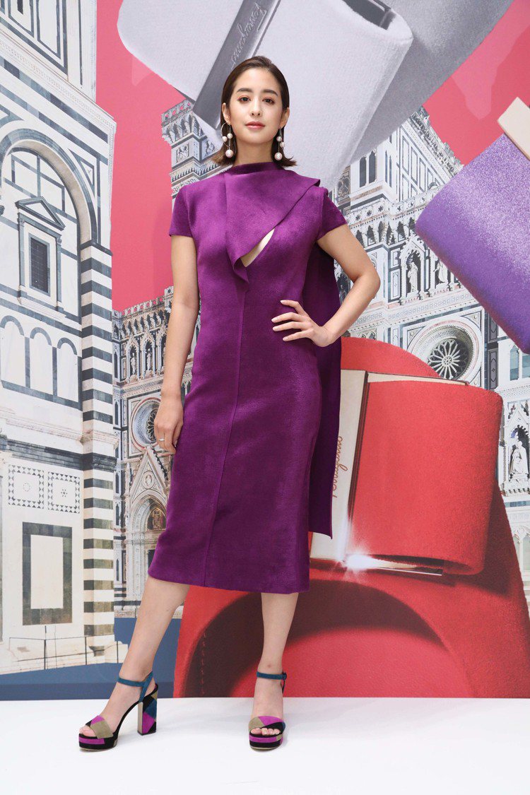 莫允雯穿紫羅蘭色造型長版洋裝65,900元，TRENTO多色拼接羊麂皮粗高跟涼鞋36,900元。圖／Ferragamo提供