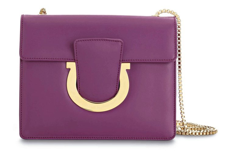 THALIA紫色牛皮鍊帶包，43,500元。圖／Ferragamo提供