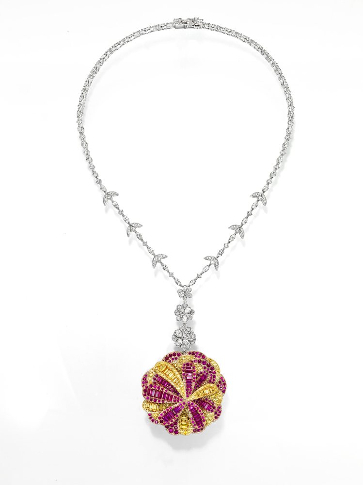 TASAKI dahlia紅寶石彩寶項鍊，採用鉑金、18k黃金、櫻花金鑲嵌紅寶石、黃色剛玉和鑽石，1,114萬元。圖／TASAKI提供