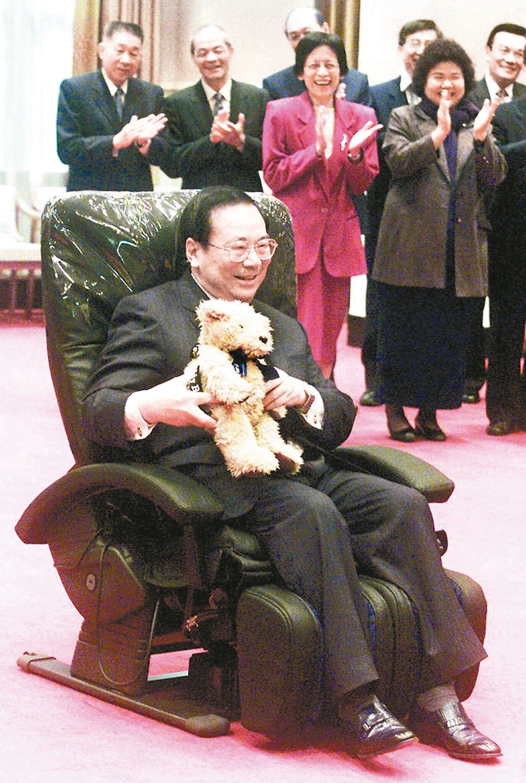 張俊雄卸任行政院長時，接獲全體閣員贈予的按摩椅及泰迪熊，試坐在椅子上的張俊雄顯得...