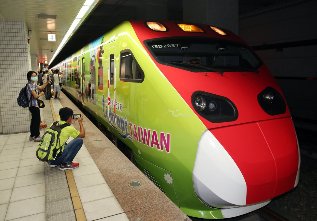 台鐵與交通部觀光局合作推出的「喔熊騎喚列車」車身彩繪。 記者曾吉松／攝影