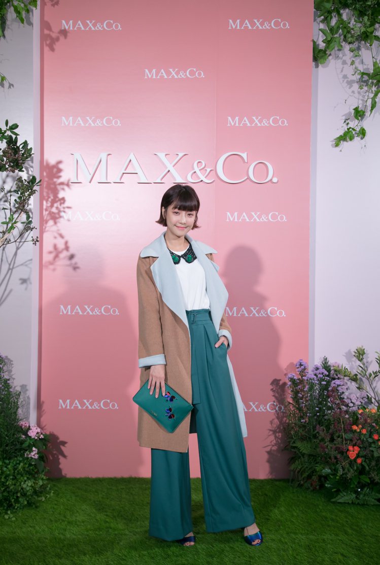 謝欣穎喜愛MAX&Co.的翠綠色寬褲13,800元、雙面綁帶大衣38,800元。圖／MAX&Co.提供