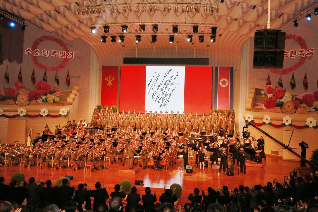 北韓舉辦氫彈試爆慶功音樂會，背景是金正恩簽署進行試爆的手令。
 路透