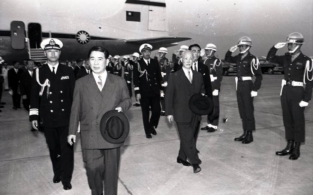 1960年越南總統吳廷琰〈左前持帽者〉赴中南部參觀軍事演習後，返回台北機場。 本...