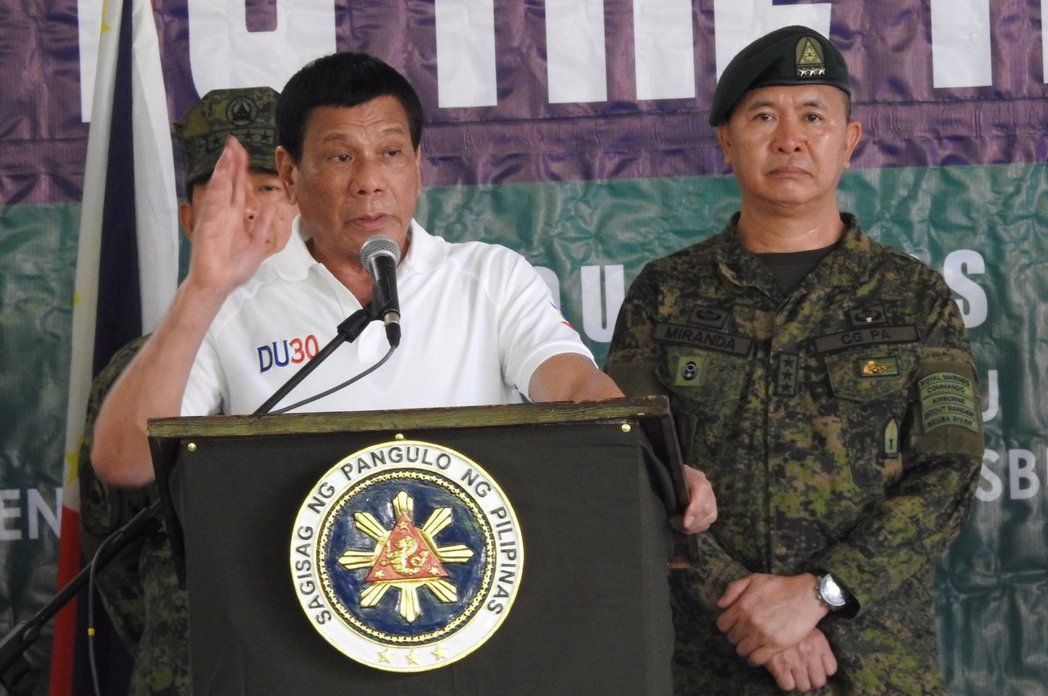 今年7月菲律賓總統杜特蒂曾有意與菲律賓共黨叛軍代表在歐洲舉行非正式會談。 路透資...