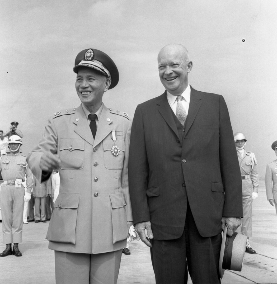 1960年美國總統艾森豪訪華，我國蔣中正總統在松山機場歡迎。 本報資料照片