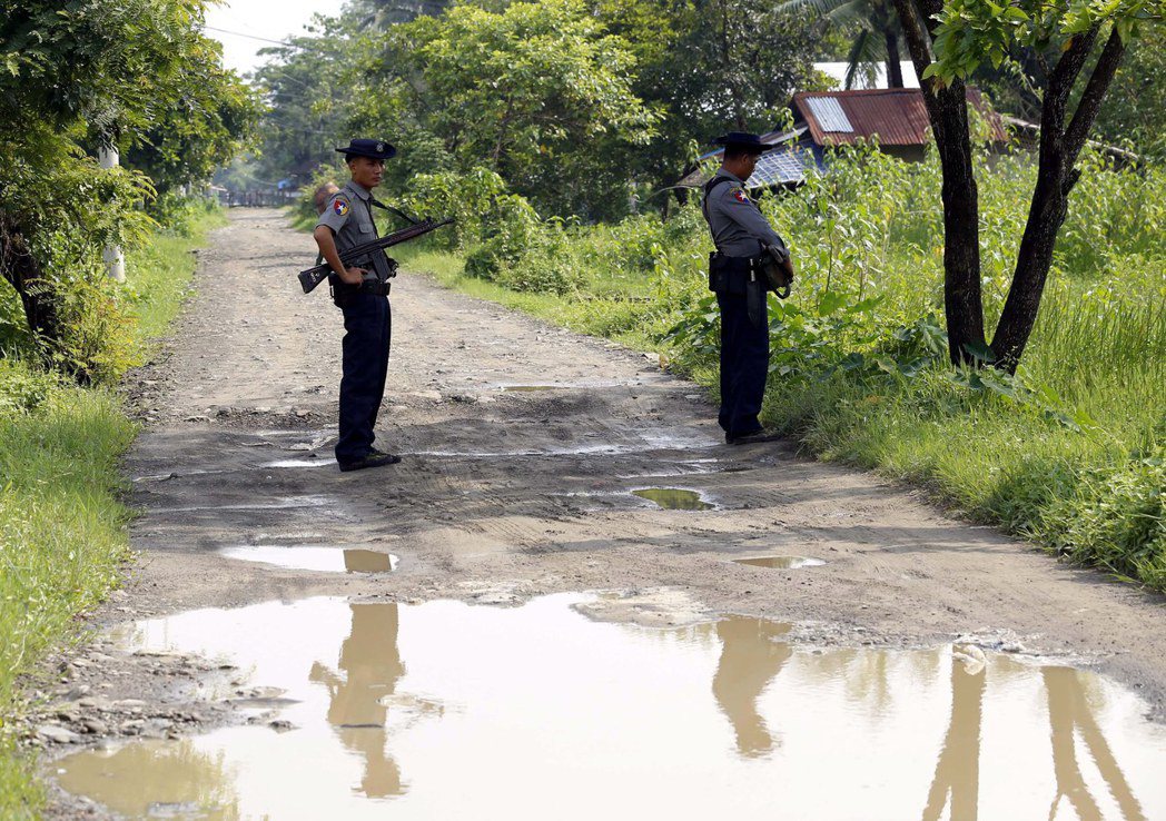 緬甸警察6日在若開邦一處村落站崗。 歐洲圖片新聞社