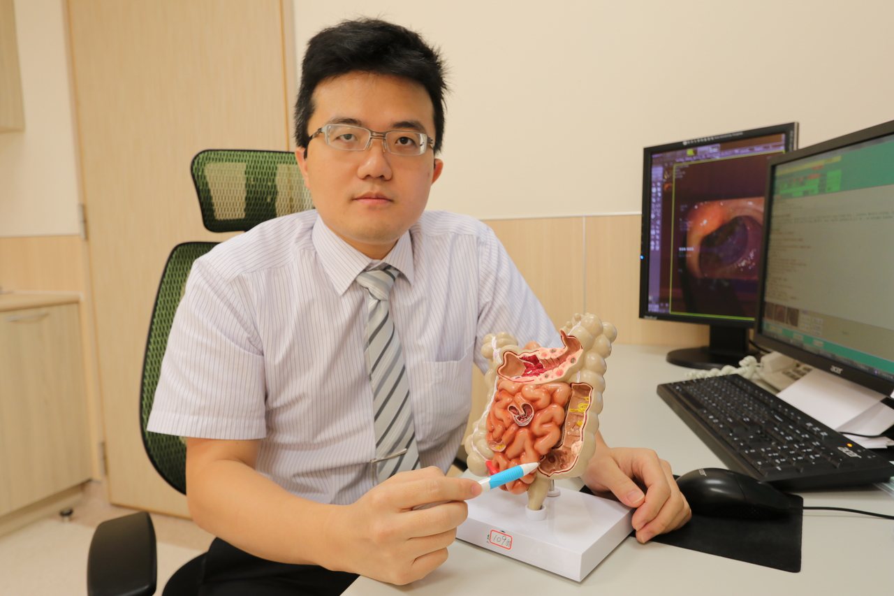 亞洲大學附屬醫院大腸直腸外科主任江驊哲說，微創單孔腹腔鏡手術不但傷口小、出血少、疼痛感少、恢復速度快，也較不用擔心術後沾黏的問題。照片／亞洲大學附屬醫院提供