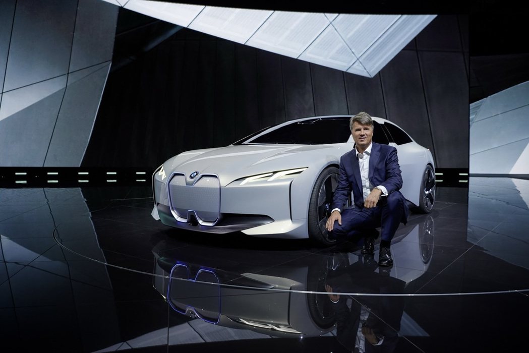 BMW CEO Harald Krüger與BMW i Vision Dynamics。 摘自BMW