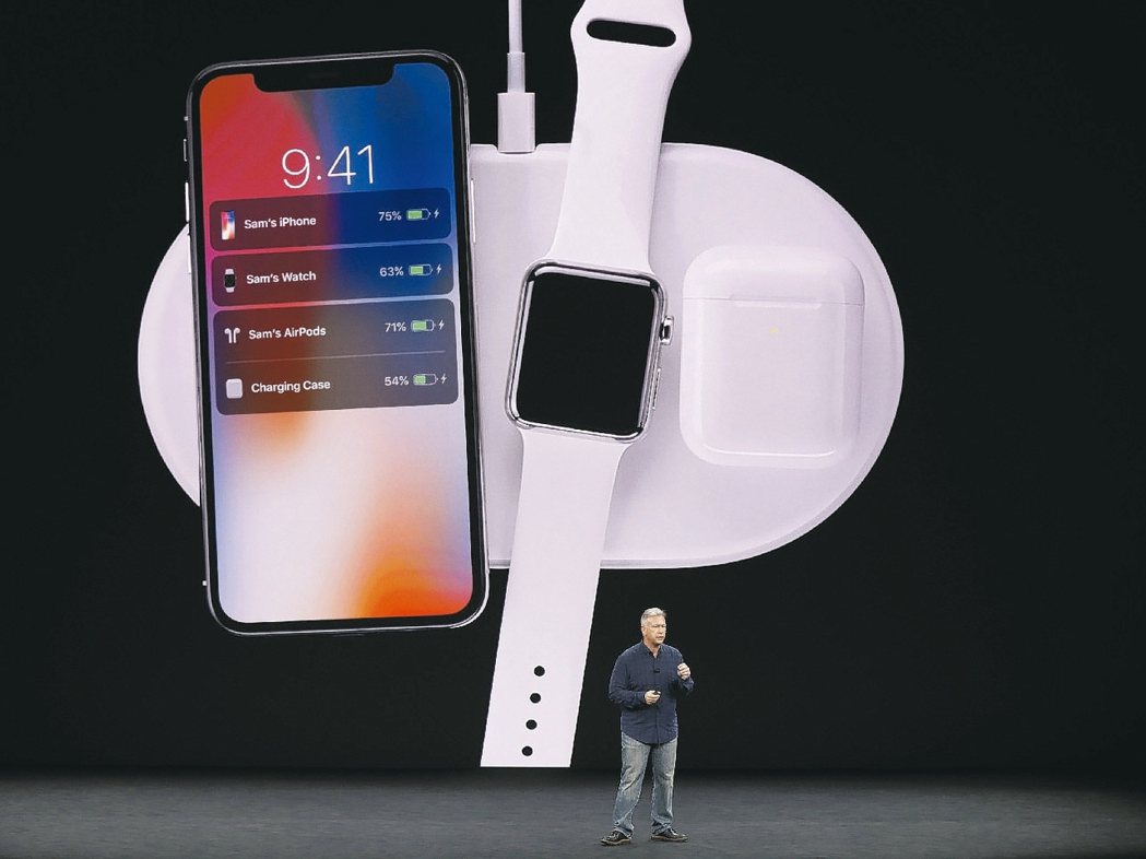 蘋果資深副總裁席勒介紹無線充電功能，適用於新iPhone、Apple Watch與無線耳機。 路透