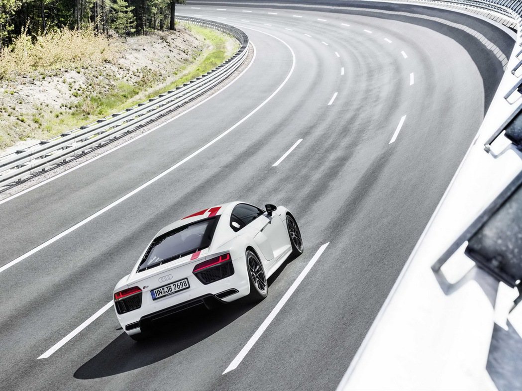 Audi R8 RWS以中置引擎配置，偏重競技化的高轉速特性，突顯自然進氣引擎在...