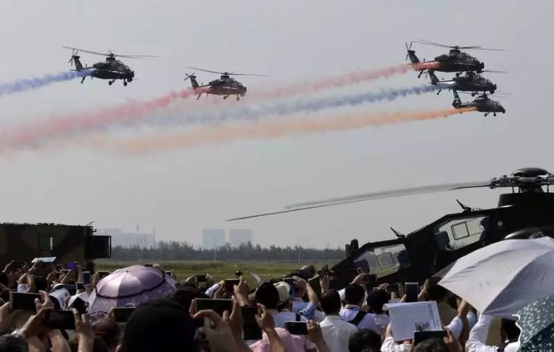 天津國際直博會開場由中共陸軍「風雷」飛行表演隊領銜。 圖／摘自新浪網