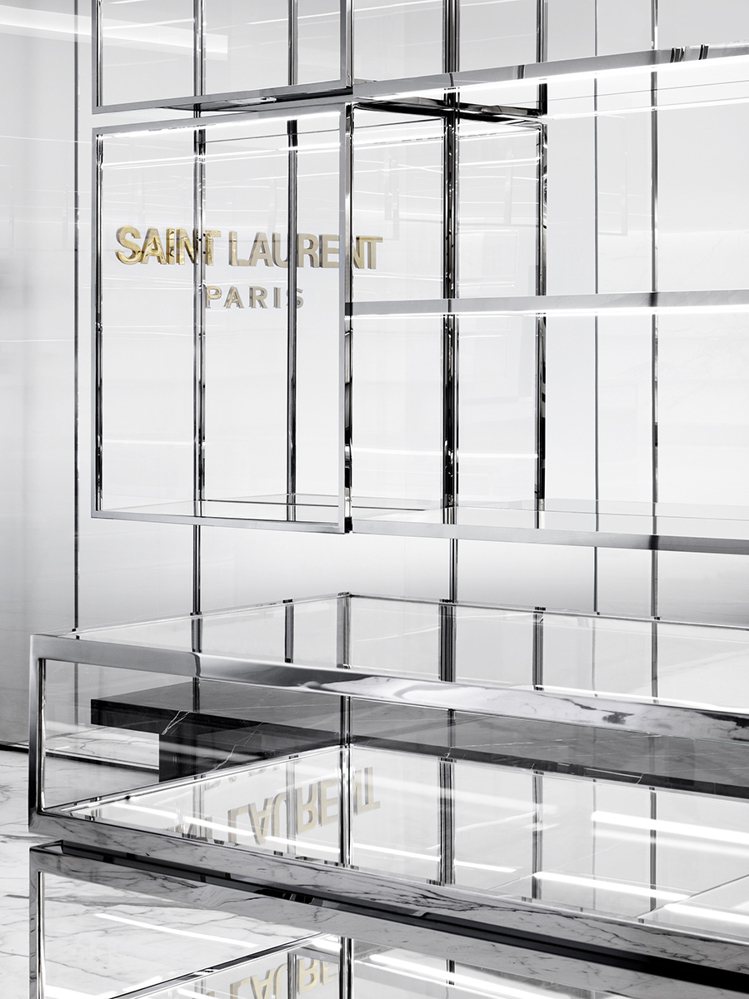 Saint Laurent台中新光三越專賣店裝潢以極簡主義的雅緻與經典的裝置藝術 (ART DECO) 材質呼應著品牌的個性美學。圖／Saint Laurent提供