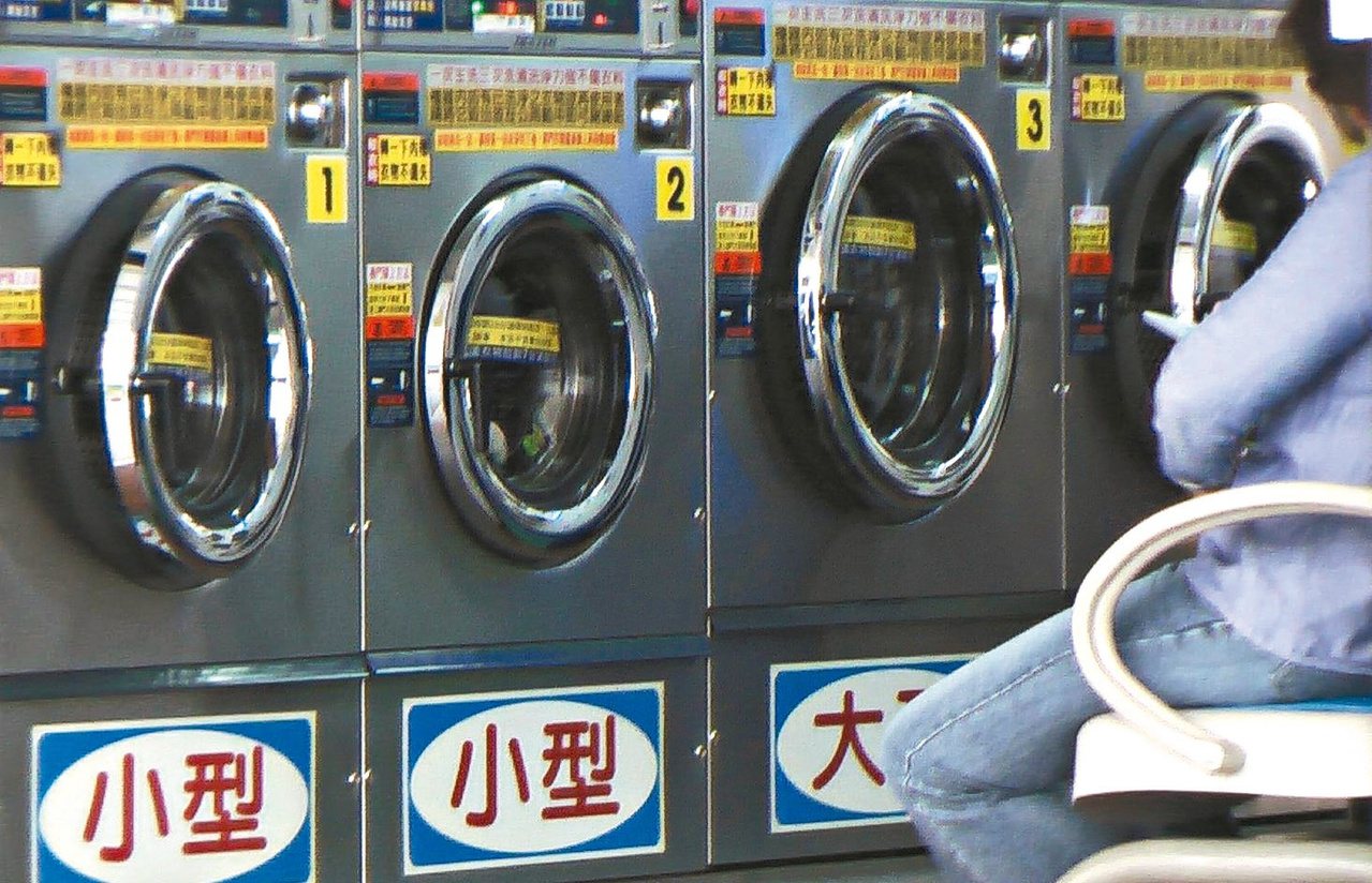 投幣式自助洗衣店成為在外租屋者的好幫手，消基會抽查大台北地區九家自助洗衣店投幣機販售的28件洗衣劑相關產品，結果商品標示完全不合格。