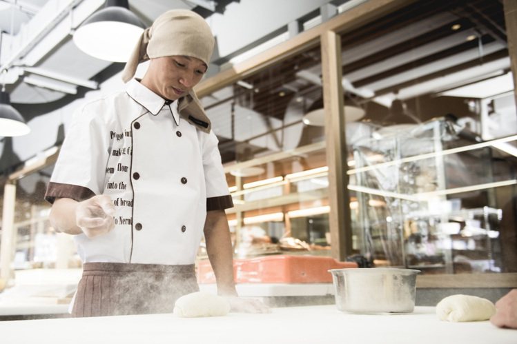 詹朴為吳寶春麵包店設計廚師服，強調耐洗、方便活動的機能性。攝影／高啟舜　圖／APUJAN提供