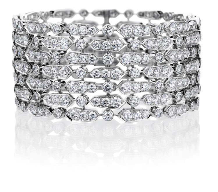 凱特溫絲蕾配戴的De Beers Phenomena Glacier七層鑽石手環。圖／DE BEERS提供