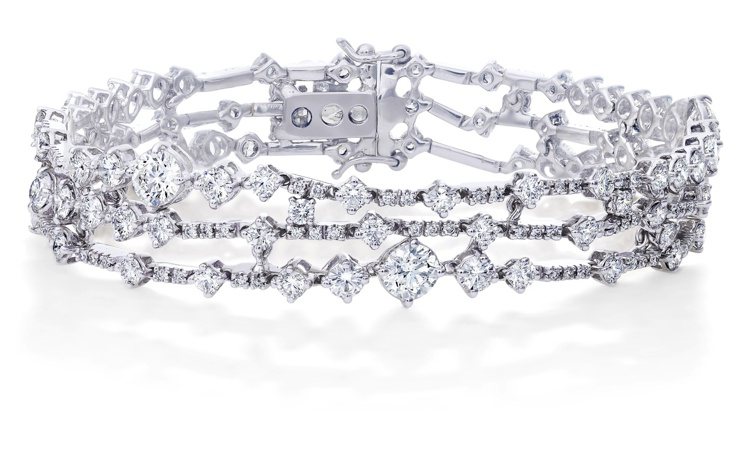 凱特溫絲蕾配戴的De Beers Arpeggia三層鑽石手鍊。圖／DE BEERS提供