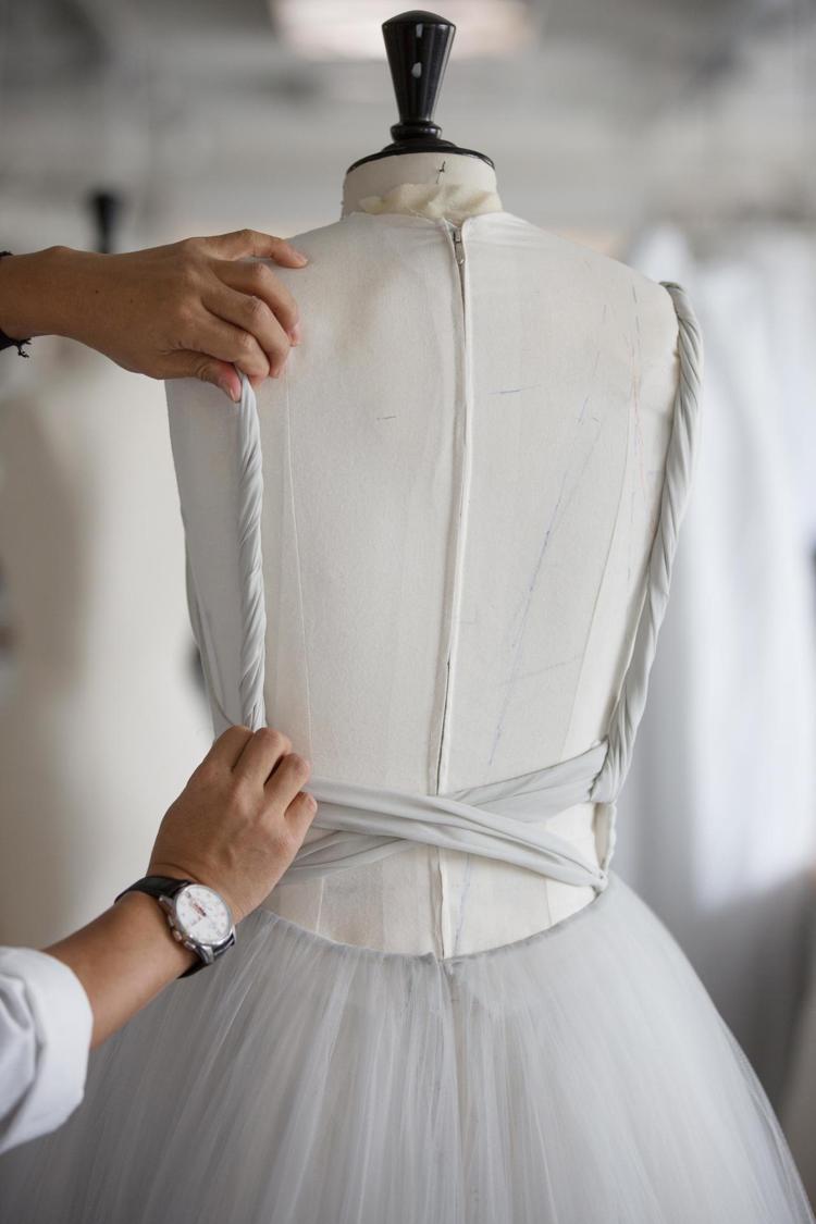 Dior特別為珍妮佛勞倫斯設計白色禮服。圖／Dior提供