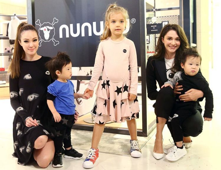 NUNUNU童裝專賣店今於新光三越A8正式開幕，台灣品牌大使兼代理瑞莎（後右）、名模吳品萱（後左）與雙胞胎兒子、混血童模娃娃 （前中）現身站台。圖／記者王騰毅攝影