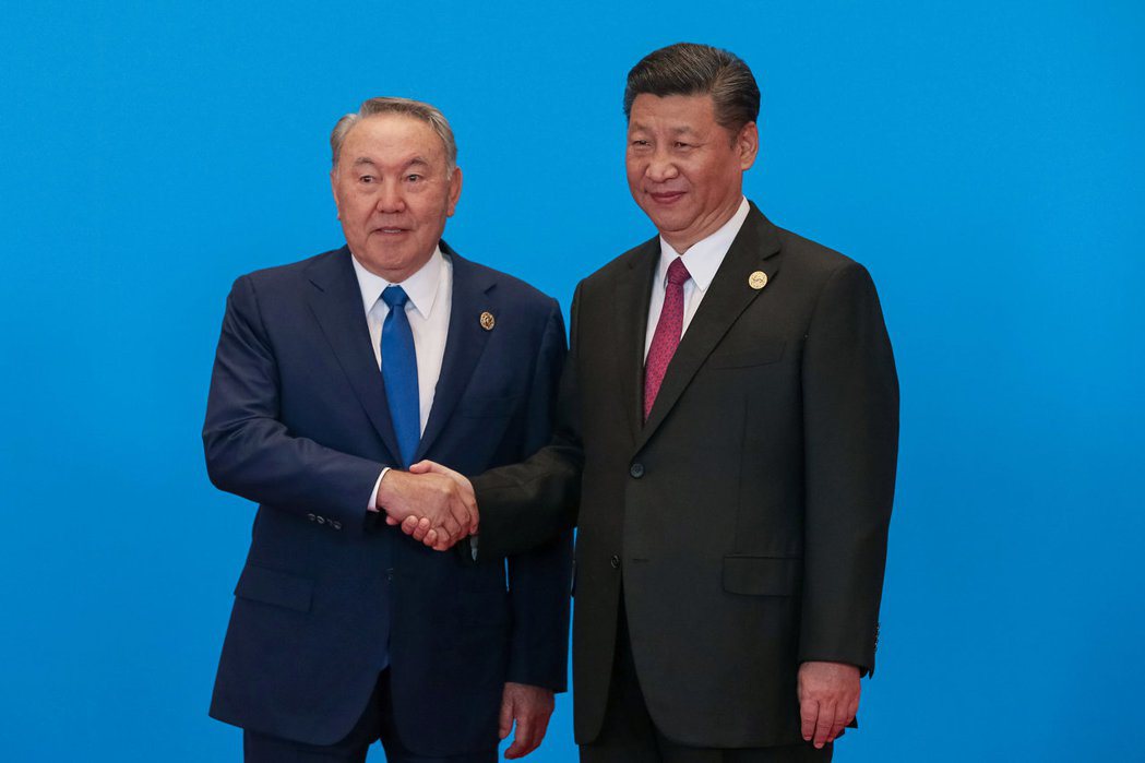 中國挹注的一帶一路，是否真能帶動中亞地區的民生經濟發展？圖左為總統哈薩克納扎爾巴...